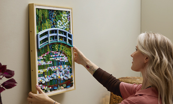 Stavebnica LEGO® Art 31220 Claude Monet – Most nad jezírkem s lekníny Hotová nástenná dekorácia meria cez 51 cm a vďaka závesnému mechanizmu sa stane výraznou súčasťou interiéru.