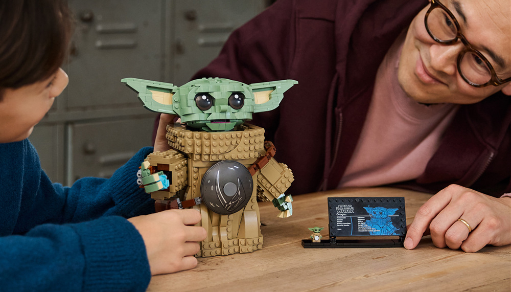 Stavebnica LEGO® Star Wars™ 75446 Grogu™ (mandalorianský učedník) Pohyblivá konštrukcia umožňuje otáčať hlavou, upravovať uši, ústa, paže, ruky aj polohu prstov.