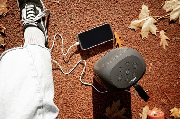 Mobilný telefón pripojený k reproduktoru Concept SoundJoy BR5035 na dobíjanie