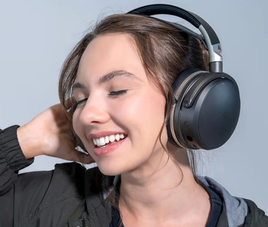 Headset Audeze Maxwell 2 ANC - PlayStation čierny Detail usmievavé ženy s nasadeným headsetom Audeze Maxwell 2 ANC