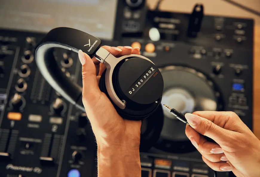 Detail ruky pripájajúci kábel k slúchadlám Beyerdynamic DJ 300 PRO X CLUB