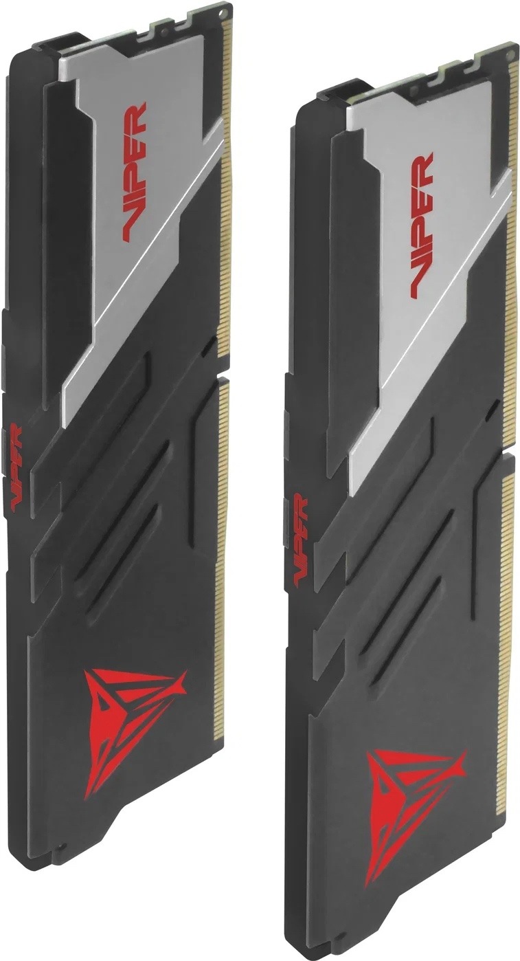 Pamäťový modul Patriot Viper Venom 32GB (2x16GB) DDR5 6000MHz CL30 Na obrázku sú dva pamäťové moduly Patriot Viper Venom bez RGB podsvietenia. Moduly majú čierno-strieborný chladič s hranatým herným designom a červeným logom Viper. Na spodnej časti chladiča je výrazné červené logo v tvare hlavy zmija. Po pravej strane každého modulu sú vidieť zlaté kontakty na zasunutie do slotu základnej dosky.