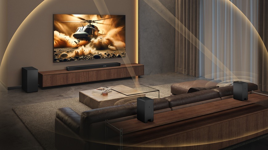Soundbar Hisense AX5140Q čierny Soundbar Hisense AX5140Q spolu so 4 reproduktormi je rozmiestnený po modernej obývacej izbe.