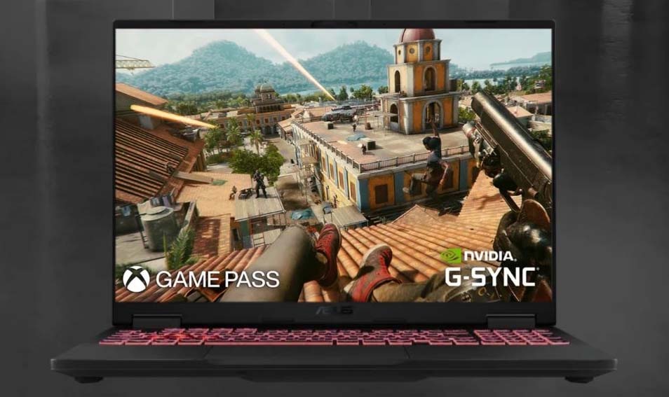Na notebooku sa zobrazuje akčná scéna z videohry s prestrelkou nad mestskou krajinou. Sú vidieť logá Game Pass a NVIDIA G-SYNC.