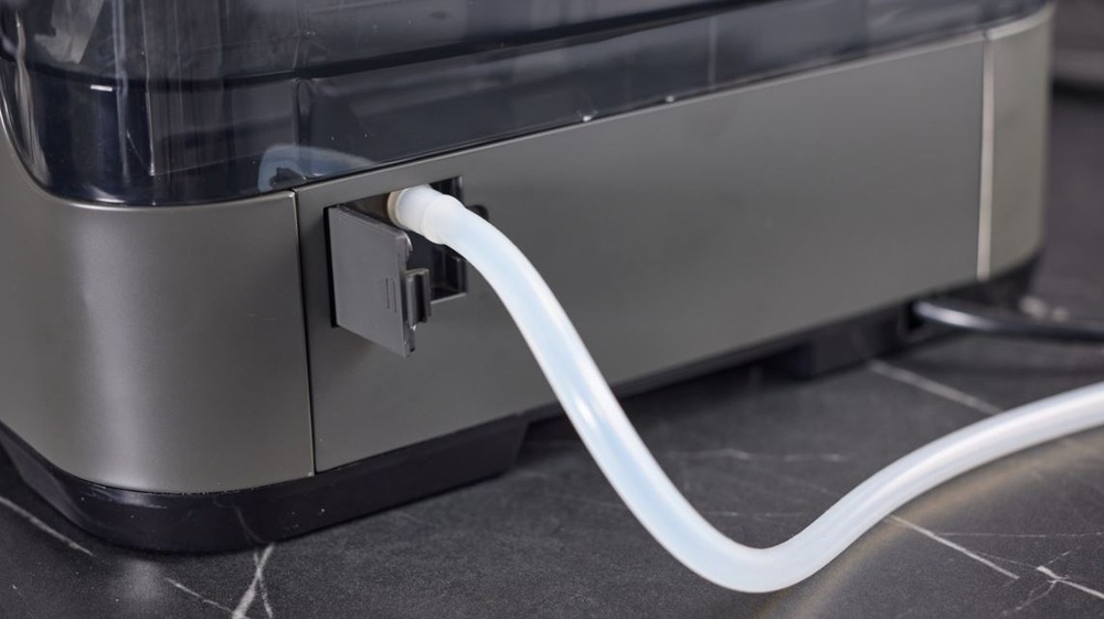 Espresso Hisense HSACM20LP antracitová farba detail zapojenia hadice k pripojeniu na vodu do zadnej časti kávovaru Hisense HSACM20LP