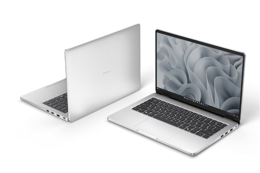 Notebook Dell Pro 14 PC14255 strieborný Vidíme dva strieborné notebooky. Jeden je otvorený a na obrazovke je zobrazená vlnitá šedá abstraktná tapeta, druhý je čiastočne zatvorený a ukazuje svoj elegantný dizajn.