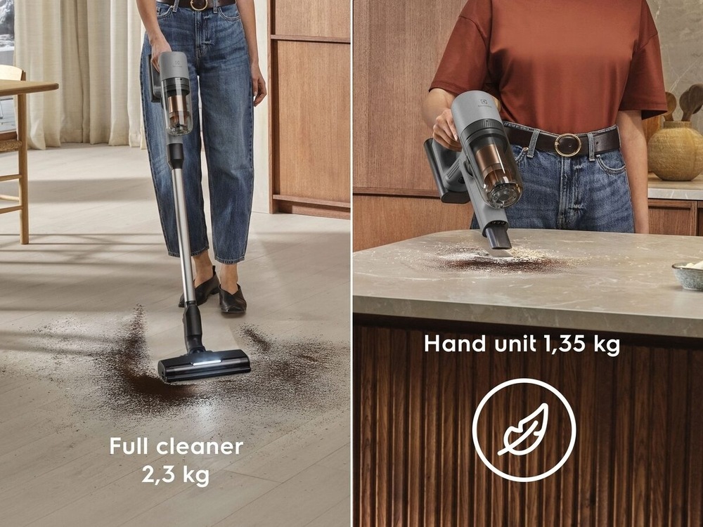 Tyčový vysávač Electrolux 700 Animal EP72AB21UG sivý Vľavo žena vysáva neporiadok z podlahy vysávačom Electrolux - pod ním info o váhe 2,3 kg. Vpravo vysáva neporiadok z kuchynskej linky pomocou ručnej jednotky – pod ňou info s váhou 1,35 kg.