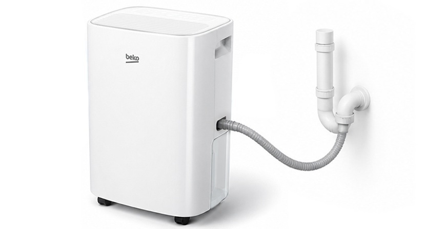 Odvlhčovač Beko BDP010 biely Obrázok odvlhčovača s hadicou napojenou na odpad.