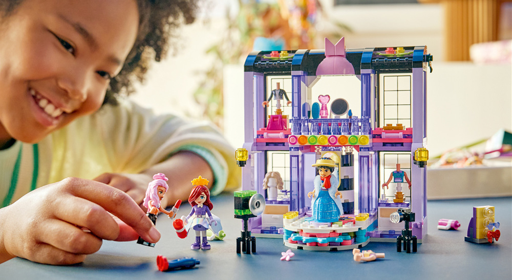 Stavebnica LEGO® Friends 42685 Módna prehliadka v mestečku Heartlake Parochne, okuliare, veniec aj kabelky menia vzhľad modeliek a inšpirujú k módnemu foteniu aj ďalším hrám.