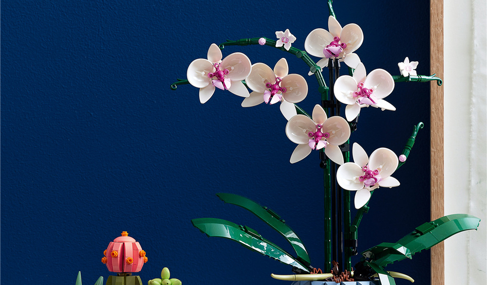 Stavebnica LEGO® Botanicals 10311 Orchidej Elegantná orchidea z kociek LEGO verne napodobňuje skutočnú kvetinu a nevyžaduje žiadnu starostlivosť.