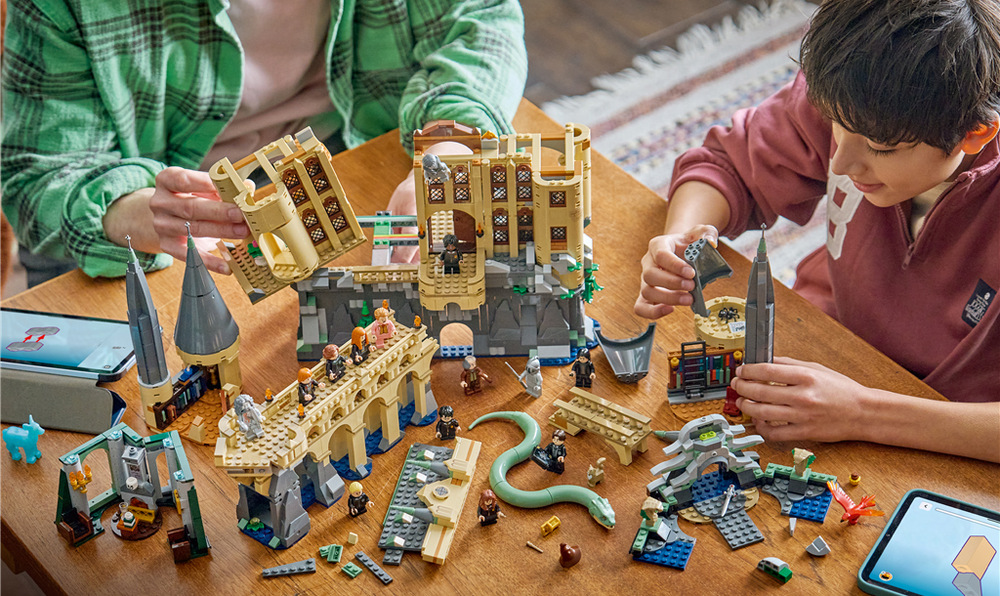 Stavebnica LEGO® Harry Potter™ 76473 Bradavický hrad: Východní křídlo Stavanie ako spoločné kúzlo – Vďaka aplikácii LEGO Builder môžu na stavbe Rokfortu spolupracovať deti, rodina i kamaráti.