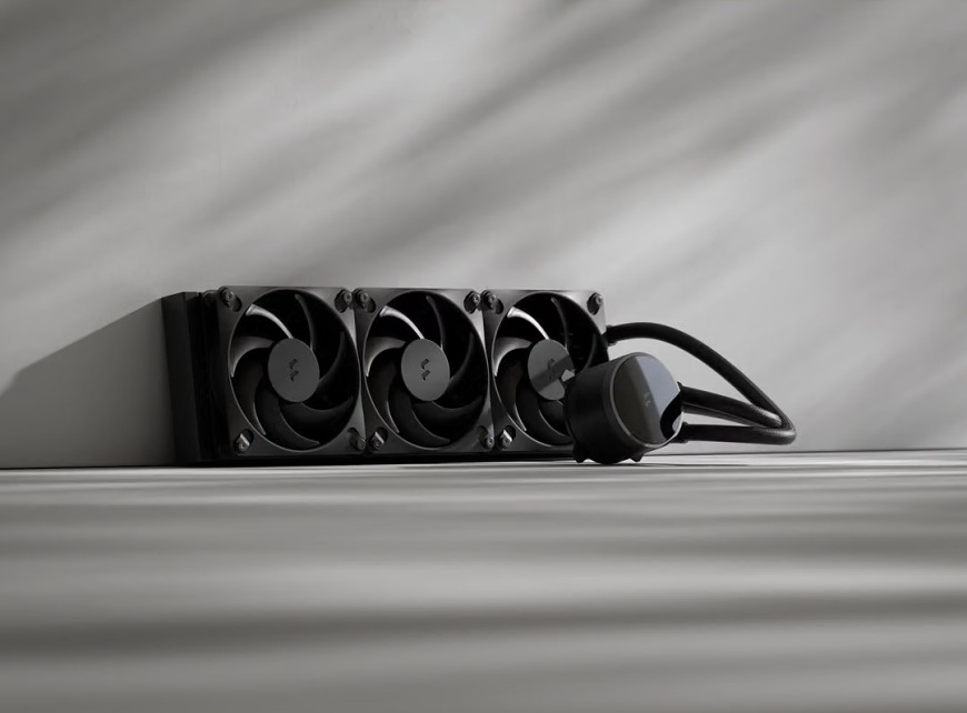 Vodný chladič FRACTAL DESIGN Radius 360 Black čierny FRACTAL DESIGN Radius 360 Black s trojicou ventilátorov, radiátorom a blokom pumpy na svetlom podklade