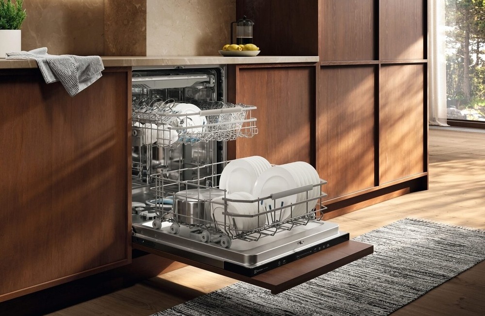 Umývačka riadu Electrolux série 800 KL82B220P Extra tichá Vstavaná umývačka Electrolux KL82B220P séria 800 Push2Open v kuchyni s dreveným dekorom. Umývačka je otvorená dokorán a plná riadu.