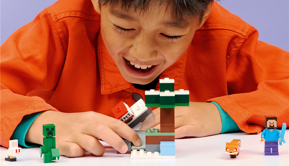 Stavebnica LEGO® Minecraft® 21583 Steve a dobrodružství v tajze Creeper, Steve, líška a zajačik vytvárajú pestrú zostavu postáv pre akčné súboje aj kreatívne hranie