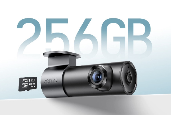 Autokamera 70mai M310 Plus 2K čierna Autokamera 70mai M310 Plus 2K vedľa pamäťovej karty microSDXC s kapacitou 256 GB
