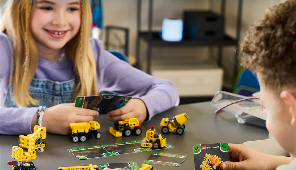 Stavebnica LEGO® Technic 42233 Mocné stroje Malý model zo 44 dielikov ponúka deťom od 7 rokov spojenie stavania, prekvapenia, zbierania a hrania so stavebnou technikou.