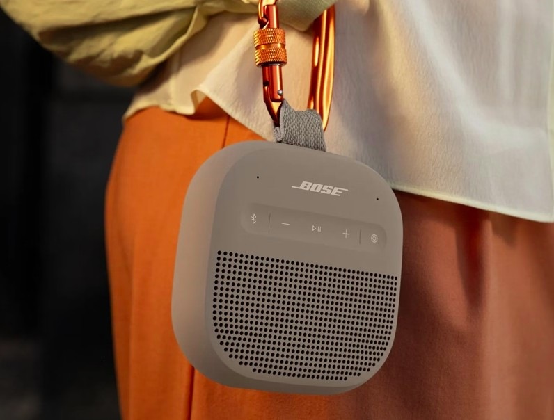 Prenosný reproduktor Bose Soundlink Micro 2nd Gen hnedý Prenosný reproduktor Bose SoundLink Micro 2nd Gen zavesený na pútku