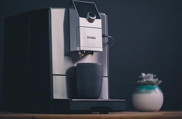 Automatický kávovar Nivona NICR 799 Displej a Bluetooth aplikácie umožňujú jednoduché ovládanie, úpravu receptov aj sledovanie prípravy kávy.