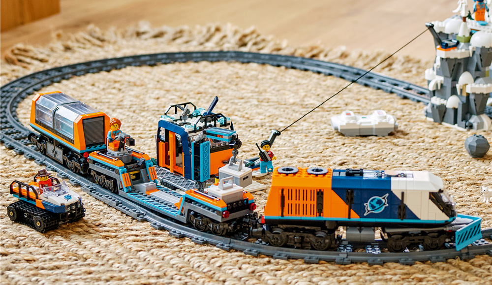 Stavebnica LEGO® City 60470 Polární expres pro průzkumníky Arktidy Padajúce kamene, horský tunel a lanová dráha prinášajú do arktickej expedície nečakané prekážky.