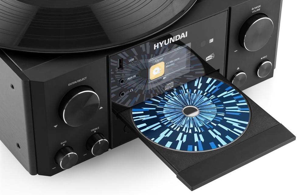 Mikro HiFi systém Hyundai RTC 366 BTDAB čierny Detail mikrosystému Hyundai s vysunutou mechanikou CD přehrávače a vloženým diskem, s pohledem na gramofon nahoře