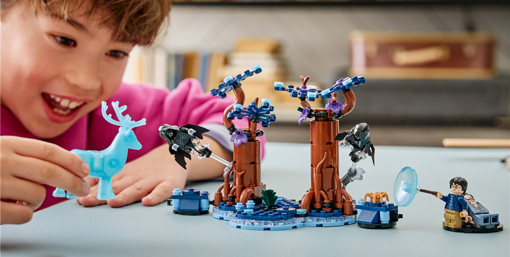 Stavebnica LEGO® Harry Potter™ 76475 Zapovězený les: Expecto Patronum Súčasťou stavebnice sú Harry Potter, Sirius Black, dva mozkomorové a zberateľská figúrka jeleňového Patróna.
