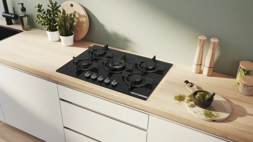 Plynová varná platňa Bosch Serie 6 PPQ7A6I10 čierna Plynová varná doska Bosch PPQ7A6I10 v kuchynskej linke