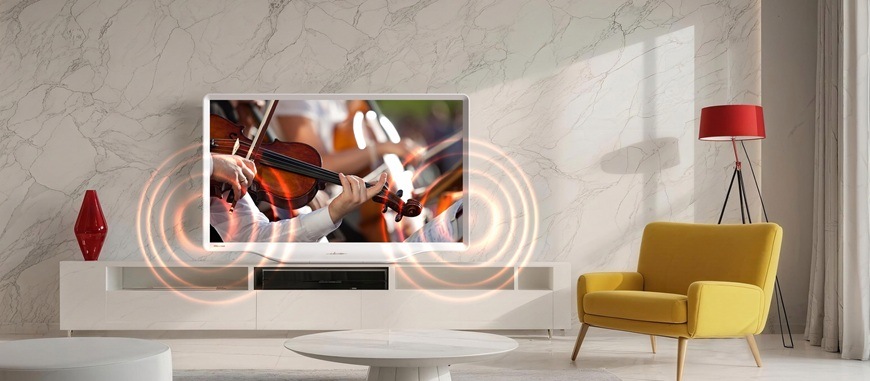 Televízor Hisense 32S5Q Dizajnová televízia Hisense 32S5Q v modernom interiéri so zobrazením huslí a vizualizáciou priestorového zvuku z reproduktorov