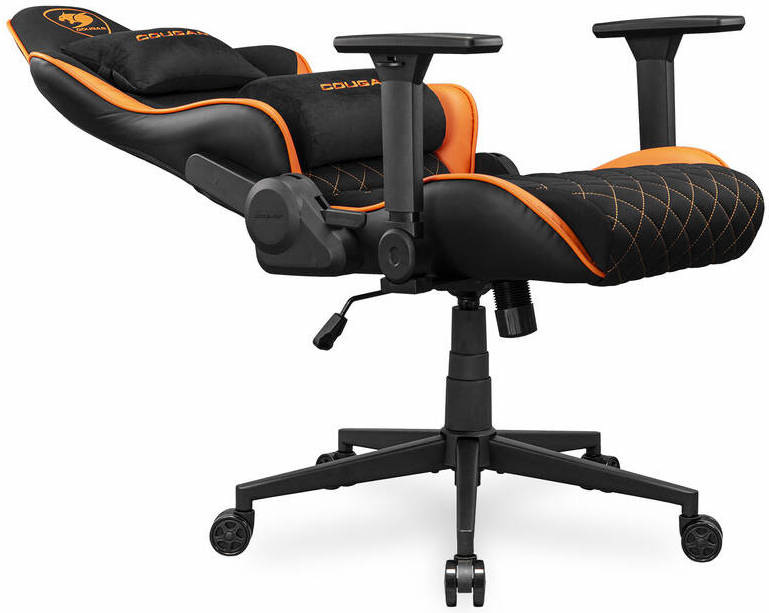 Stolička Cougar Armor One V2 naklopená do uhla pre odpočinok s nastaviteľnými podrúčkami