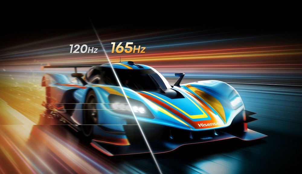 výjav zo závodnej hry na televíziu hisense. Je vidieť frekvenciu panelu 165 Hz, ktorá v porovnaní so 120 ponúka väčšie detaily. Auto je uprostred rozdelené čiarou.