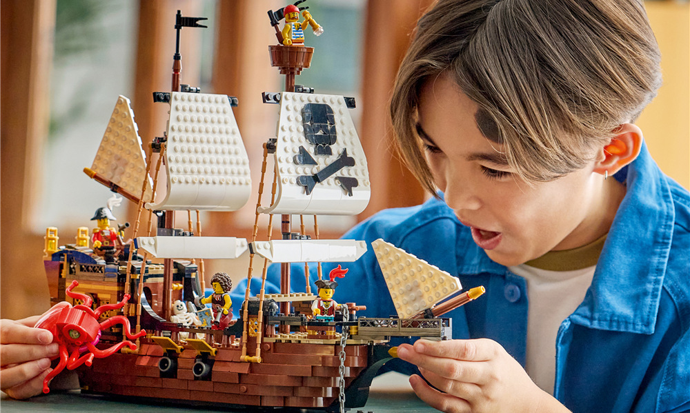 Stavebnica LEGO® Creator 3 v 1 31387 Kultovní pirátská loď Štyria piráti a kostlivec s rôznymi doplnkami umožnia deťom vymýšľať vlastné námorné príbehy a bitky.