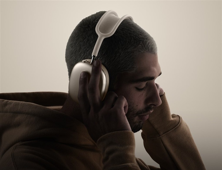 Slúchadlá Apple AirPods Max 2 - fialové Muž s nasadenými slúchadlami.