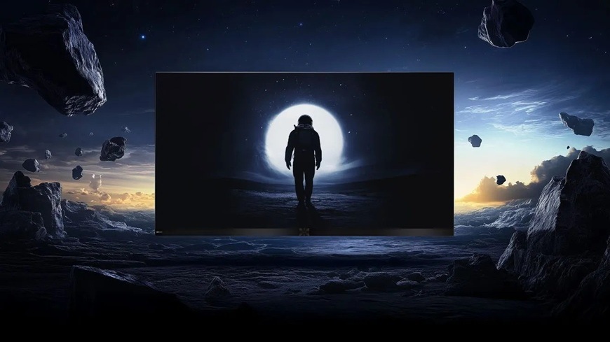 Televízor Hisense 136MX Hisense 136MX zobrazuje scénu astronauta kráčajúceho proti jasnému svetlu na pozadí vesmírnej krajiny s asteroidmi. Hlboká čierna, vysoký kontrast a detailné podanie svetla vytvárajú pôsobivý a realistický vizuálny zážitok.