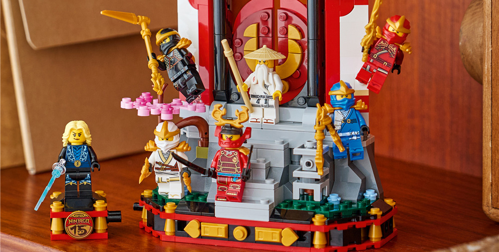 Stavebnica LEGO® NINJAGO® 71866 Výstavka nindžů: 15 let NINJAGO Osem minifigúrok LEGO z prvého radu umožní rozohrať známe scény aj vymýšľať vlastné nindžovské dobrodružstvá.