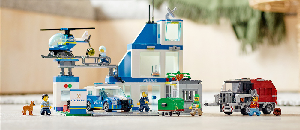 Stavebnica LEGO® City 60316 Policajná stanica Policajnú stanicu je možné pomocou ciest prepojiť s ďalšími stavebnicami LEGO City a vytvoriť vlastné rušné mesto.