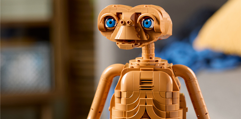 Stavebnica LEGO® Ideas 21370 E.T. the Extra-Terrestrial Pohyblivé časti, slnečnice a známe filmové motívy umožnia vystaviť E.T. zakaždým inak.