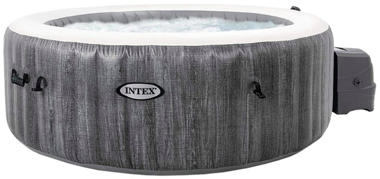 Nafukovacia vírivka Intex PureSPA Greywood Deluxe™ vytvorí príjemné miesto na relaxáciu priamo na vašej terase, záhrade alebo chalupe. Priestranné kruhové prevedenie s rozmermi 216 × 216 × 71 cm ponúka pohodlný odpočinok až pre šesť dospelých osôb, takže si masáž aj teplú vodu môžete užiť sami aj spoločne s rodinou alebo priateľmi. Výkonné kúrenie s výkonom 2200 W, vzduchová pumpa 800 W a filtračný systém s výkonom 1741 l/h podporujú stabilnú prevádzku celej vírivky. Nafukovacie prevedenie zároveň uľahčuje inštaláciu, manipuláciu aj uskladnenie po sezóne. Súčasťou balenia je kompletná výbava na sprevádzkovanie aj používanie vírivky vrátane termoizolačného krytu, podložky pod vírivku, dvoch penových podhlavníkov, LED osvetlenia a transportného vaku.