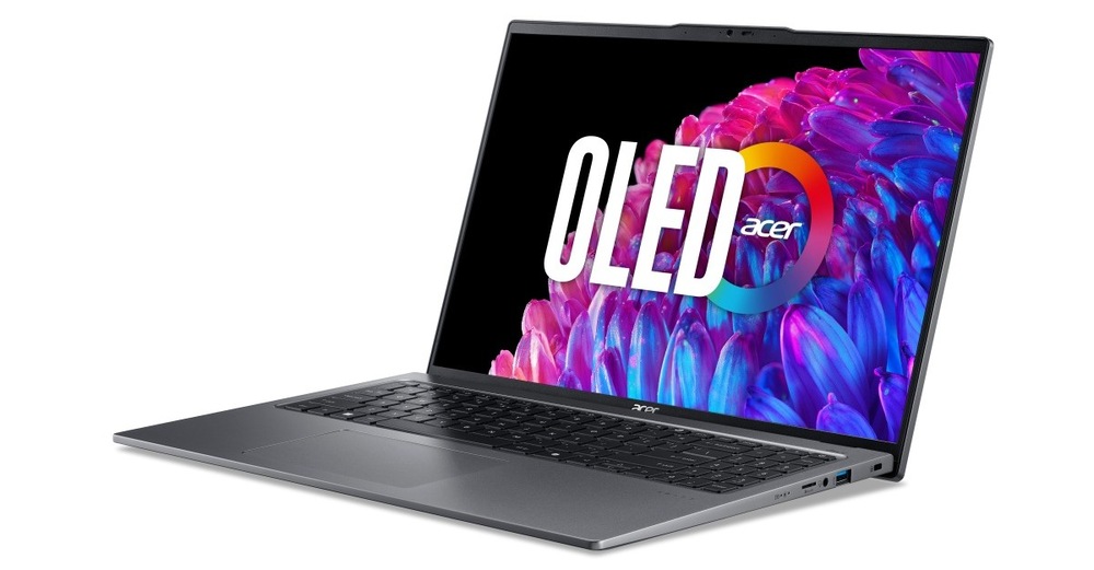 Otvorený a zapnutý notebook Acer Swift Go 16 (SFG16-72-598D) natočený doľava