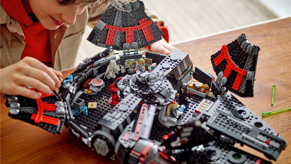 Stavebnica LEGO® Star Wars™ 75389 Temný Falcon Temný Falcon rozširuje svet Rebuild the Galaxy a vďaka veľkým rozmerom sa stane výraznou súčasťou zbierky.