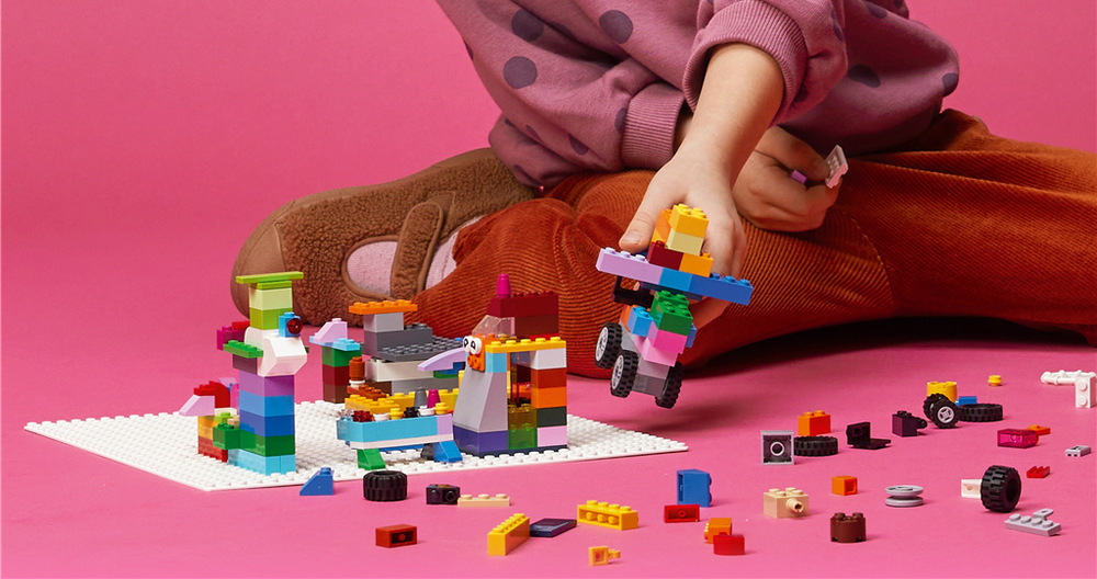 Stavebnica LEGO® Classic 11026 Biela podložka na stavanie Stabilná plocha pomáha udržať postavené modely pohromade a poskytuje priestor na ďalšie rozširovanie scén.
