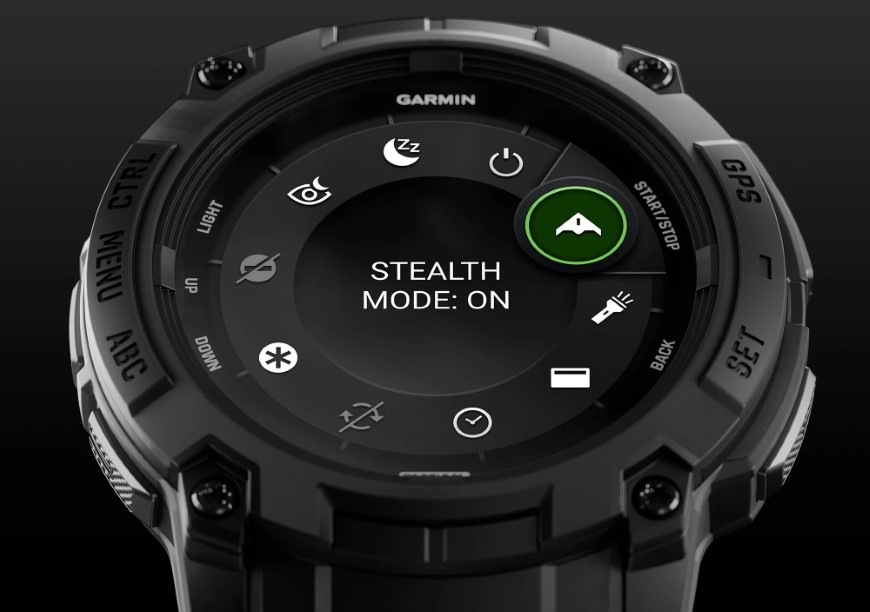 Inteligentné hodinky Garmin Instinct 3 - 50 mm AMOLED - Tactical Edition čierne Detail displeja hodiniek Garmin Instinct 3 s aktívnym režimom Stealth Mode