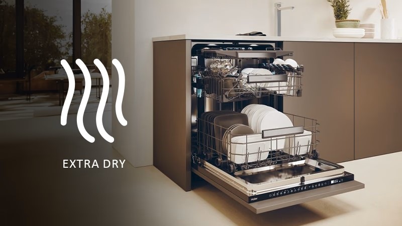 Umývačka riadu Haier XH 4A4F4B otvorená umývačka Haier plná riadu zabudovaná v kuchyni, vľavo je ikona extradry