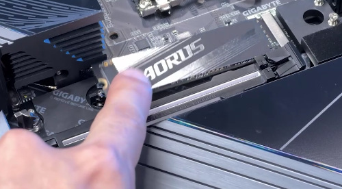 Základná doska GIGABYTE Z890M AORUS ELITE WIFI7 ICE Výhodou je u Gigabyte Z890 AORUS ELITE WIFI7 ICE tiež ľahká stavba zostavy