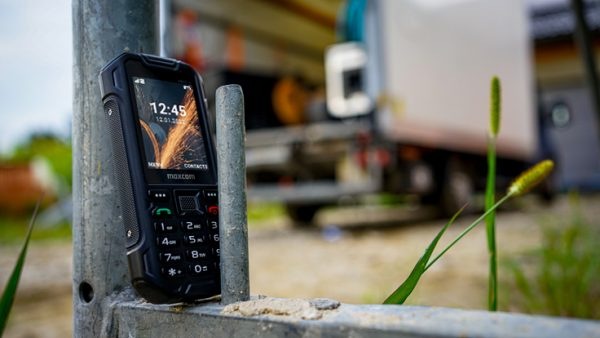 Mobilný telefón MaxCom MM918 L čierny Na kovovej konštrukcii položený kompaktný telefón MaxCom Strong MM918 L