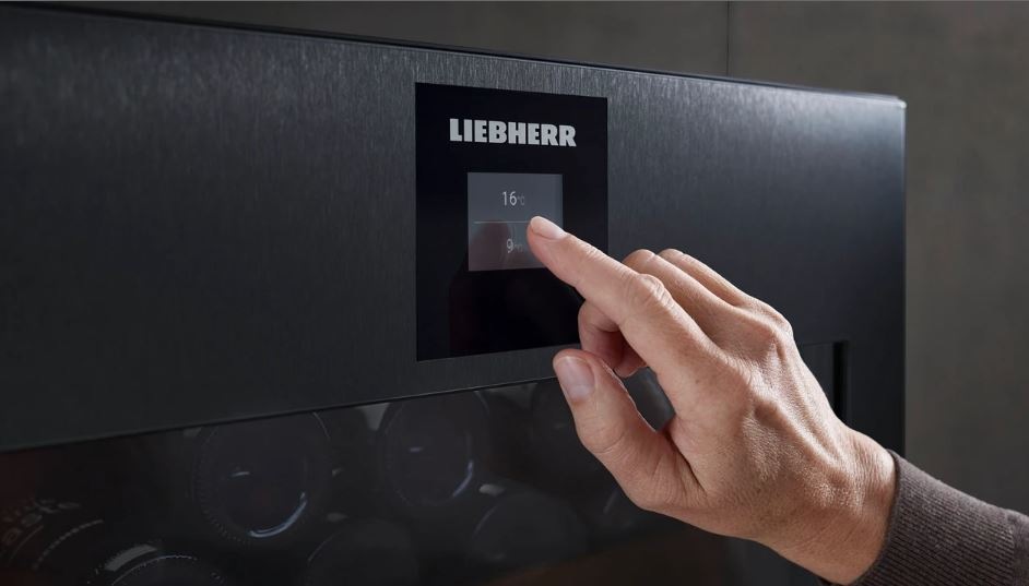 Vínotéka Liebherr Vinidor Selection WPgbi 5273 čierna nastavenie teploty na displeji vinotéky Liebherr WPgbi 5273″ width=