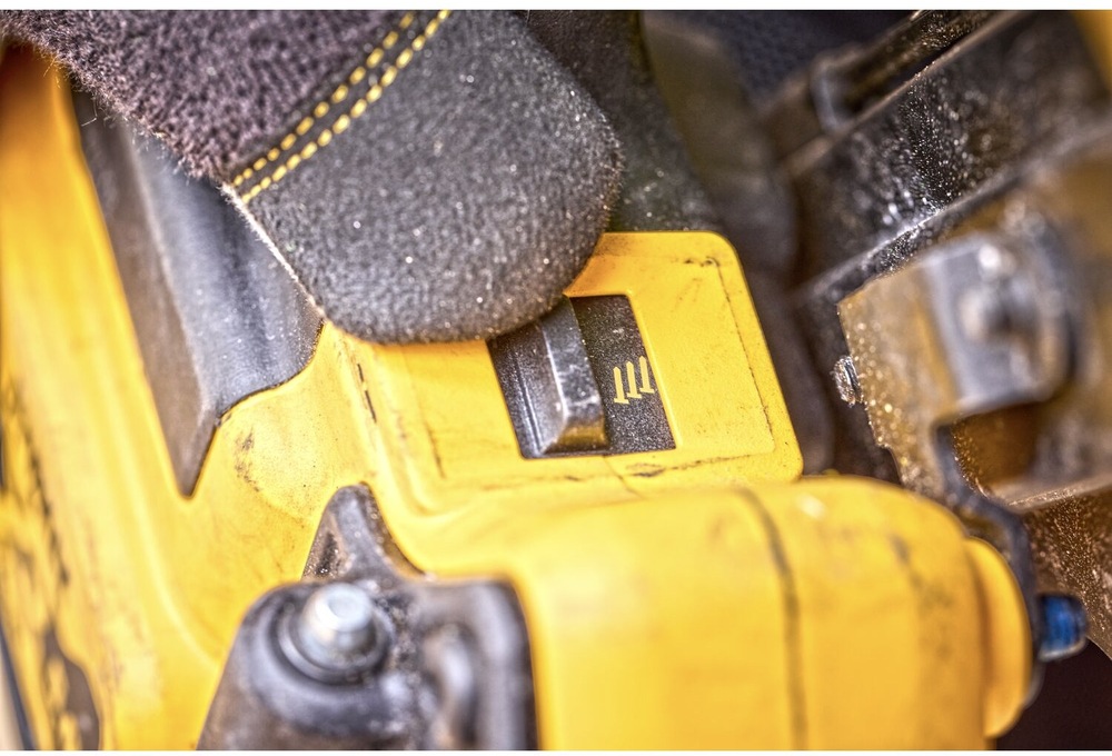 Klincovačka Dewalt DCN930P2-QW (s baterií) Klincovačka Dewalt DCN930P2-QW (s baterií)