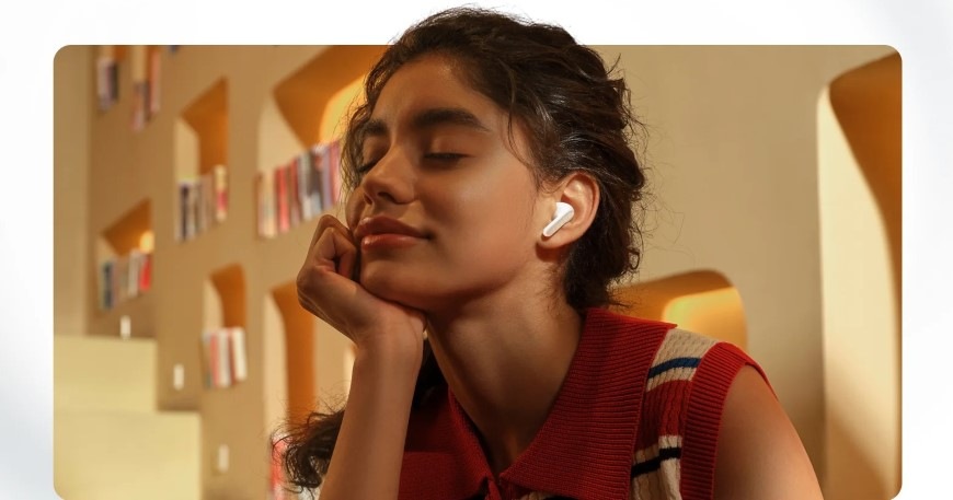 Slúchadlá Xiaomi REDMI Buds 8 biela Žena si so zavretými očami vychutnáva hudbu zo slúchadiel Xiaomi REDMI Buds 8 s hybridným ANC