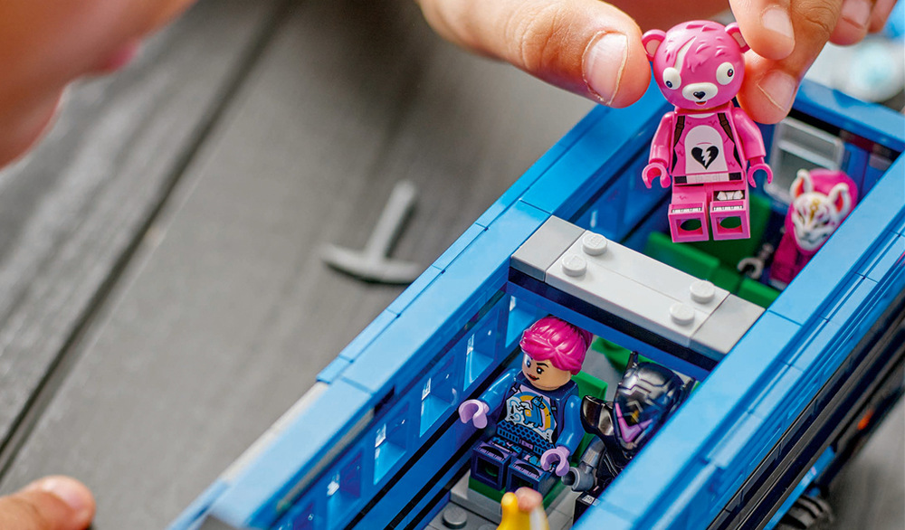 Stavebnica LEGO® Fortnite® 77073 Battle Bus Po registrácii stavebnice môžete získať štartovací balíček LEGO Fortnite Operation Brite a rozšíriť svet o ďalšie modely.