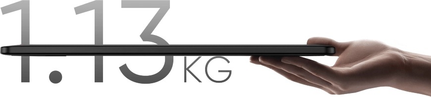 Tablet XPPen Artist 13.3 Pro v2 čierny Ruka drží dokonale vyvážený tablet XPPen Artist 13.3 Pre v2 s hmotnosťou len 1,13 kg