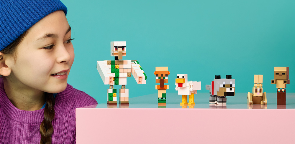 Stavebnica LEGO® Minecraft® 21592 Kuřecí žokej a útok v poušti Funkcie inšpirované Minecraftom oživujú kuracieho džokeja, vlčie mláďa aj pohyblivé paže železného golema.