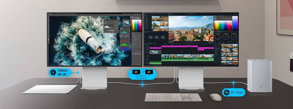 Dva monitory na elegantnom stole zobrazujú jachtu nad oceánskymi vlnami a softvér na strih videa. Klávesnica, myš a malé zariadenia sú v blízkosti a vytvárajú technicky zdatnú atmosféru.